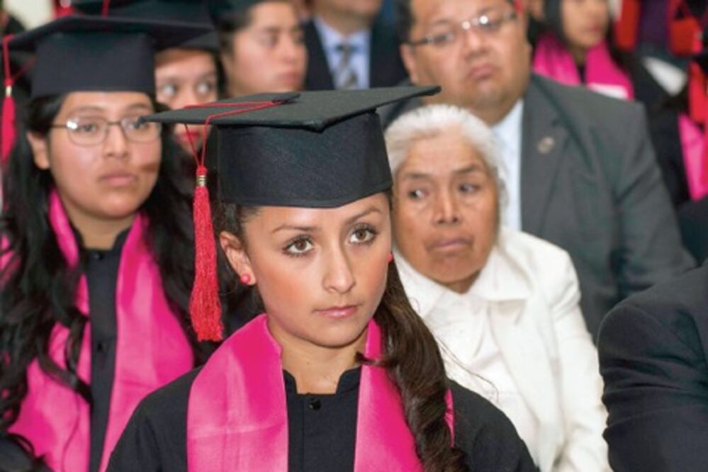 Entregan certificados a becarias de Tsuni