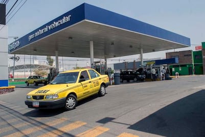 Taxistas ahorran 60%. Pasan de la gasolina al gas natural 