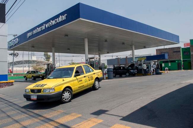 Taxistas ahorran 60%. Pasan de la gasolina al gas natural
