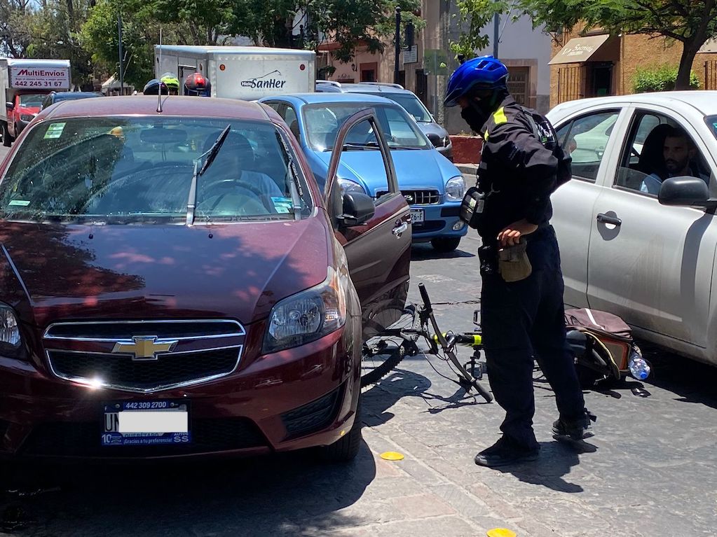 Conductor se pasa el alto y agrede a agente de movilidad