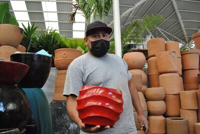 Lleva 12 años de vender y dar color a macetas