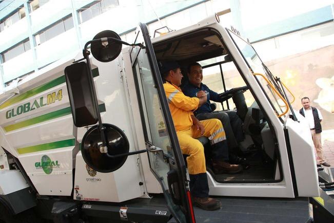 Dan 17 mdp en equipo a Servicios Públicos