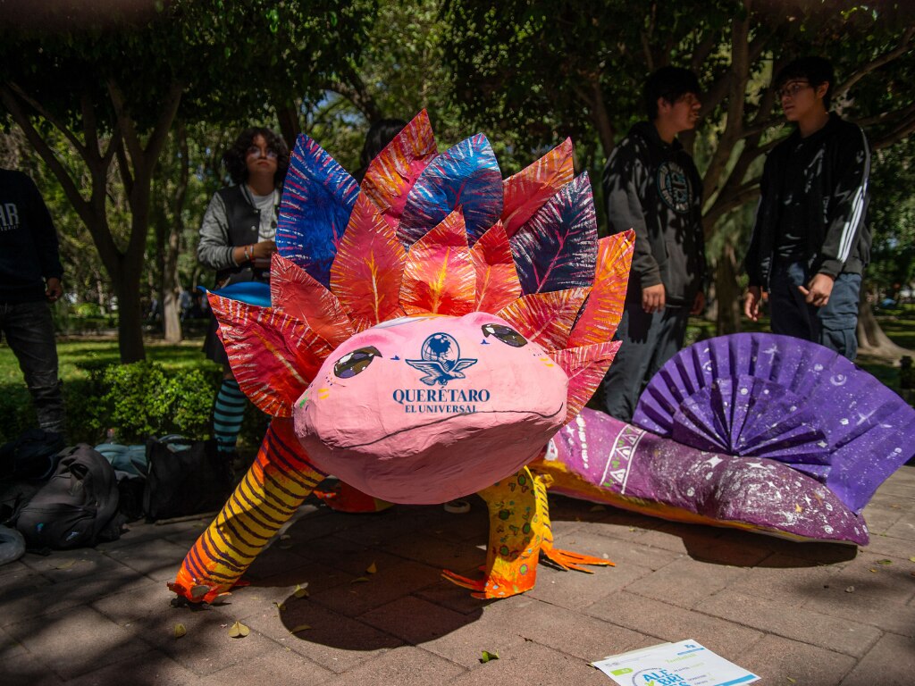 Estudiantes de la UAQ exhiben alebrijes en la Alameda Hidalgo