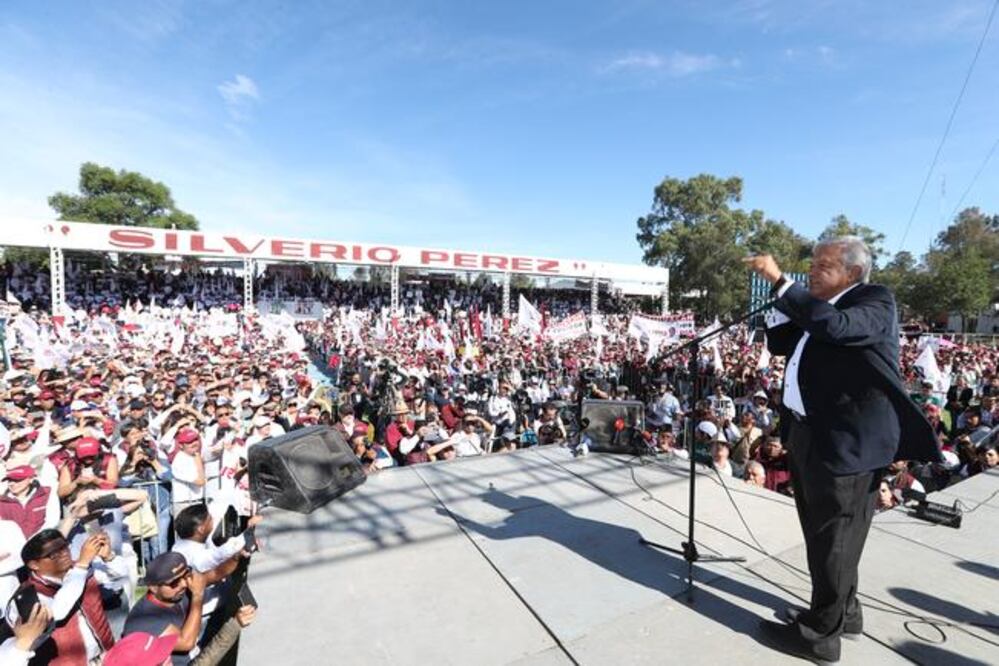 En el municiío de Texcoco, Andrés Manuel López Obrador, dijo que, según sus cuentas, hasta el momento se han destinado 40 mil millones de pesos para el NAIM. / Foto: Valente Rosas