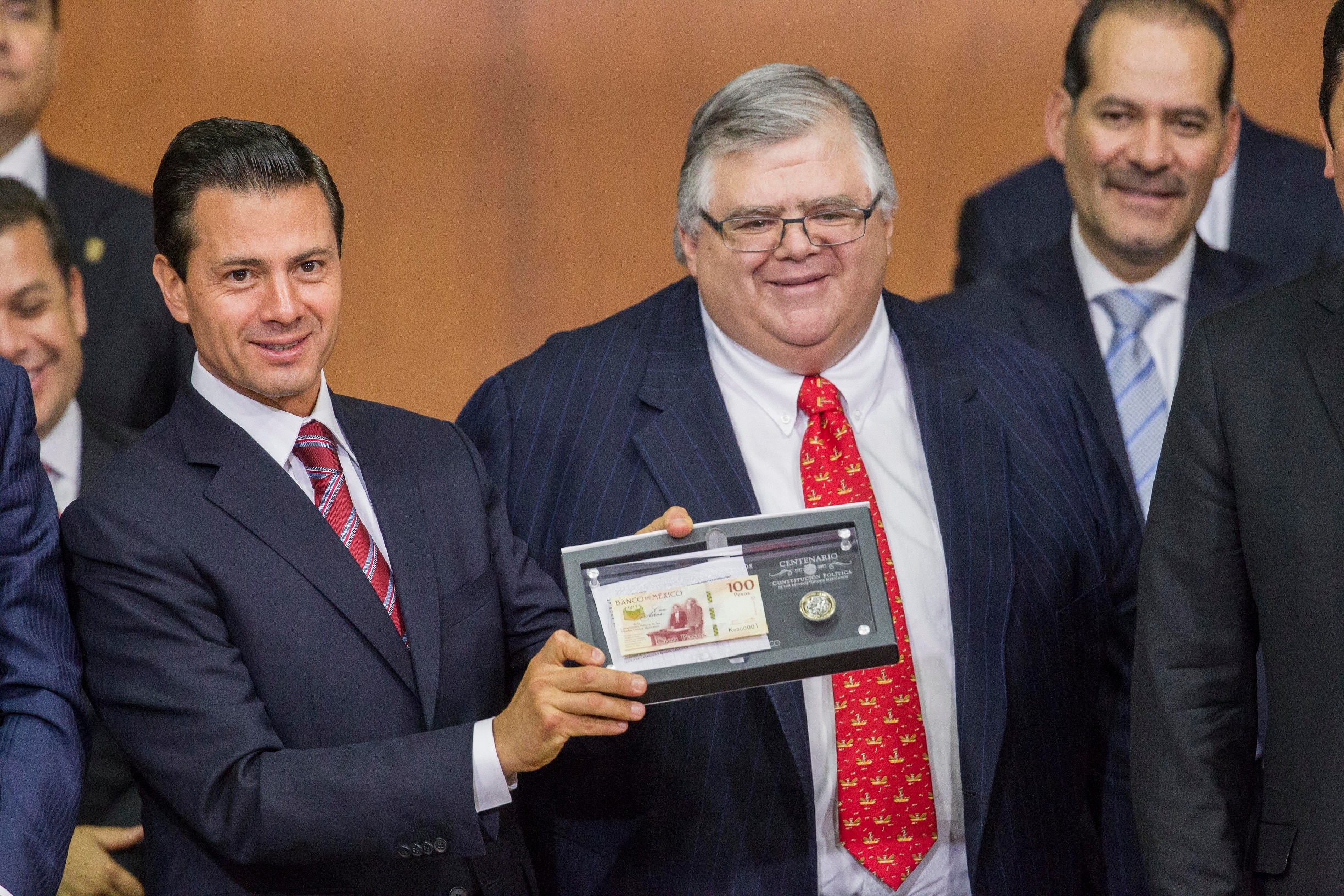 Banxico presenta billete y moneda conmemorativa al Centenario de Constitución