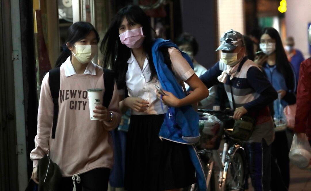 Pandemia está "lejos del final": OMS mantiene emergencia internacional por Covid-19