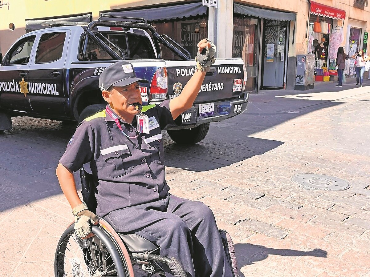 "La vida no se acaba en una silla de ruedas", afirma policía queretano