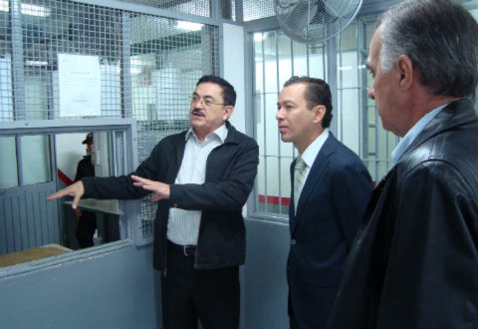 Supervisan condición de internos