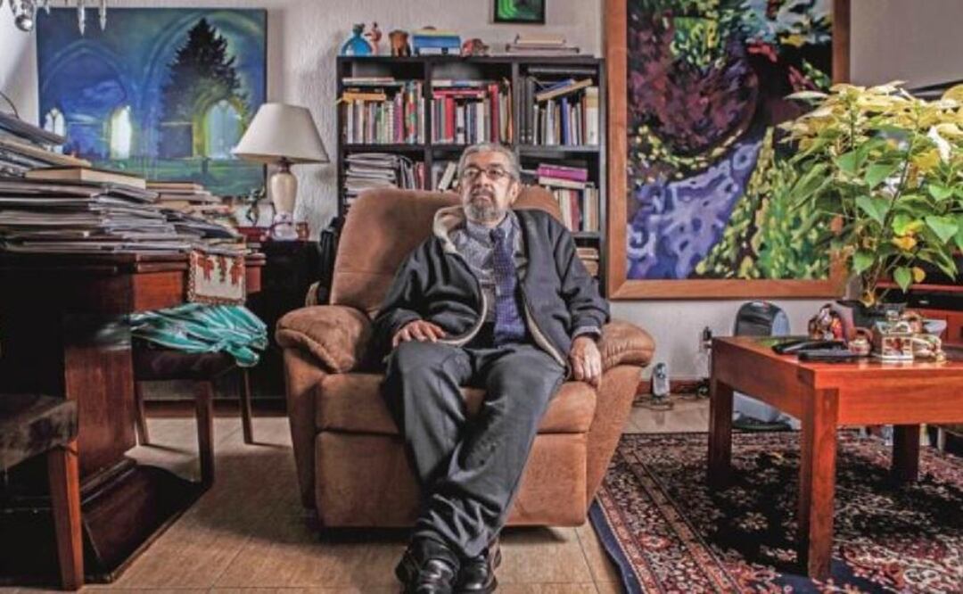 En la imagen, tomada el 21 de diciembre de 2014, el escritor, maestro y crítico literario Huberto Batis, posa en su casa, en medio de sus libros y archivos. (ARCHIVO. EL UNIVERSAL)