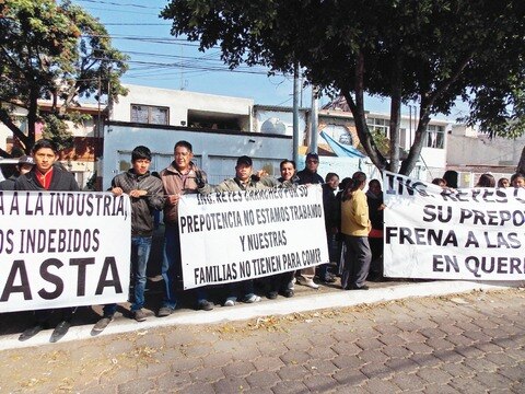 Protestan empleados de empresa