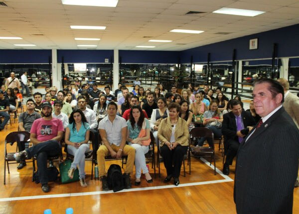 Imparten conferencia a jóvenes universitarios
