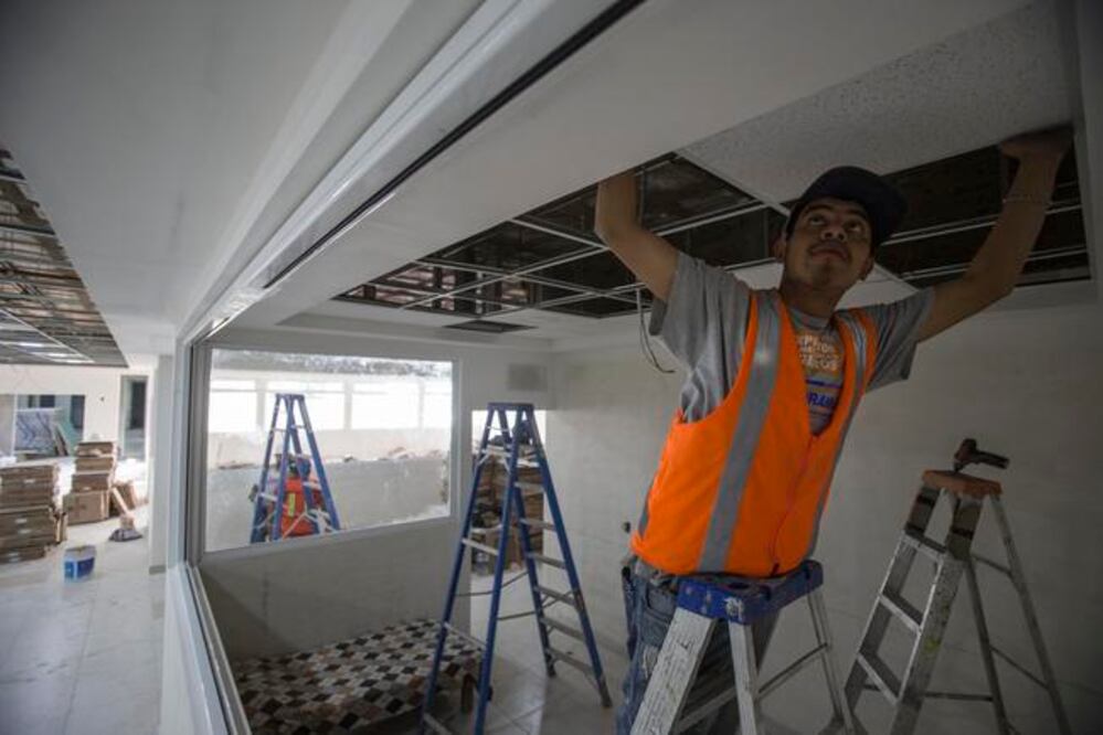 Empleados acondicionan las nuevas instalaciones del albergue Carmelita Ballesteros, que tendrá una superficie de 3 mil 597 metros cuadrados. (DEMIAN CHÁVEZ. EL UNIVERSAL)