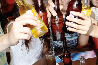 Mitad de población bebe desde los 13 años