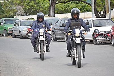 Entregan equipamiento a policías  