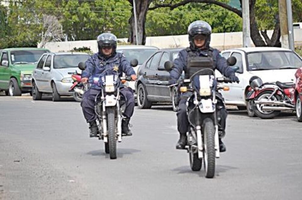 Entregan equipamiento a policías  