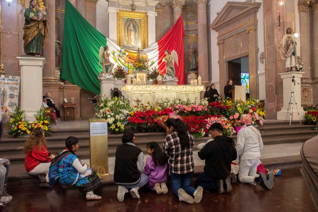 En todos los templos católicos de Querétaro se realizaron ceremonias religiosas en honor de la Virgen de Guadalupe. FOTO: MITZI OLVERA