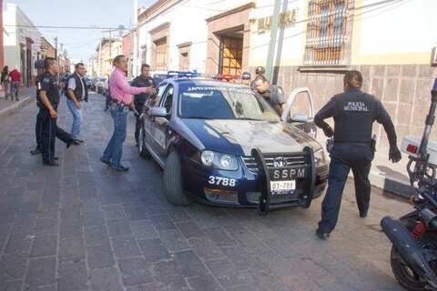 Policías, activos pese a agresión