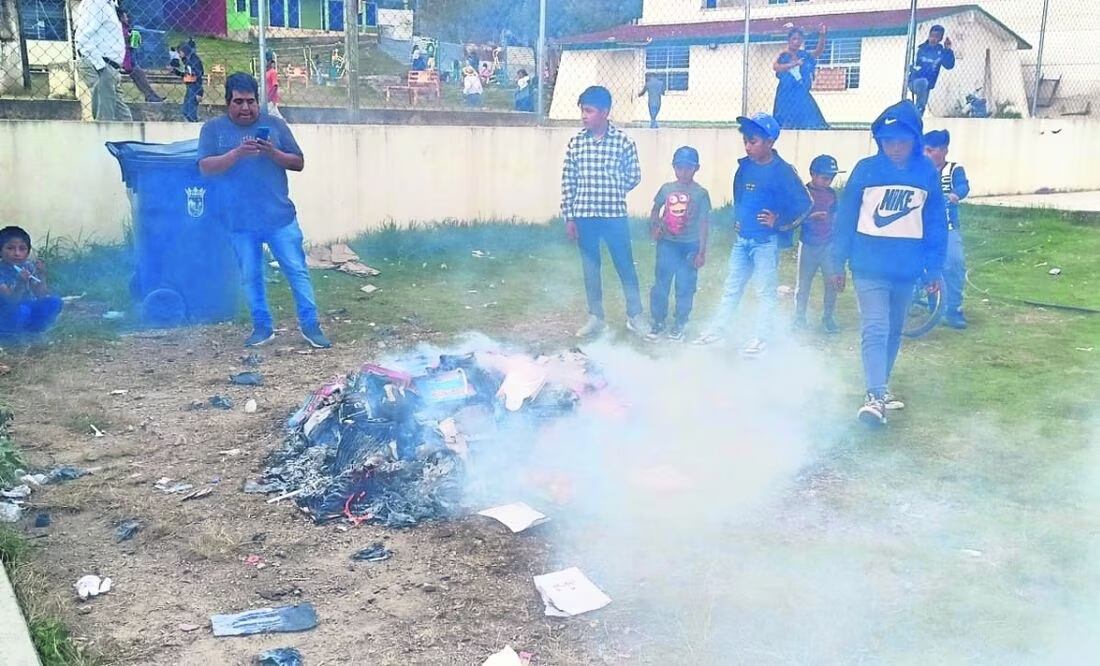 Indígenas de San Antonio del Monte, en San Cristóbal de las Casas, que quemaron los nuevos libros de texto, prohibieron la entrada a la prensa para cubrir el inicio de clases. Foto: Especial