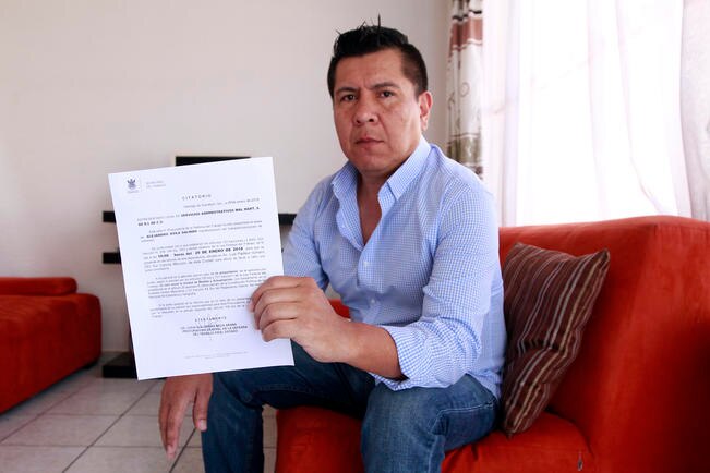 Alejandro, su esposa Gabriela y sus hijos, de siete y nueve años, tienen que esperar a que el conflicto se resuelva, mientras hacen “milagros” para que el dinero alcance en la casa (Foto: CÉSAR GÓMEZ)