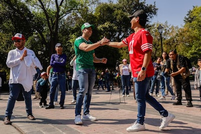 Acude Felifer Macias a activación en el marco del partido de fútbol México vs. Islandia