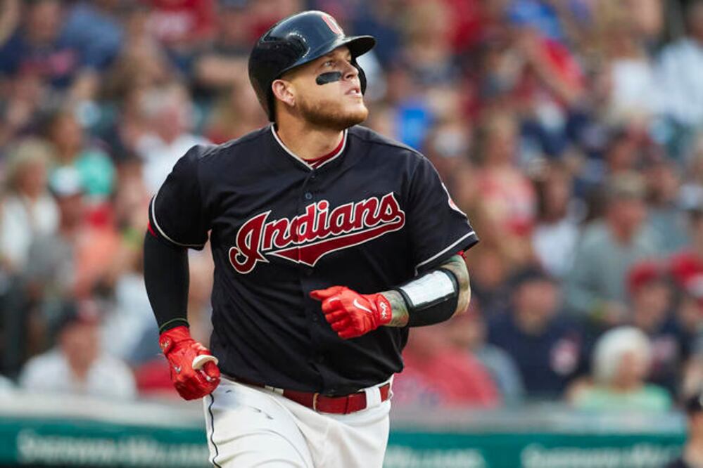 Roberto Pérez inició la jugada que definió el partido con un toque de bola (RICK OSENTOSKI. USA TODAY SPORTS)