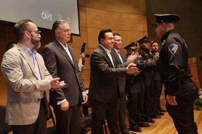 Entregan equipo y uniformes a la policía capitalina 