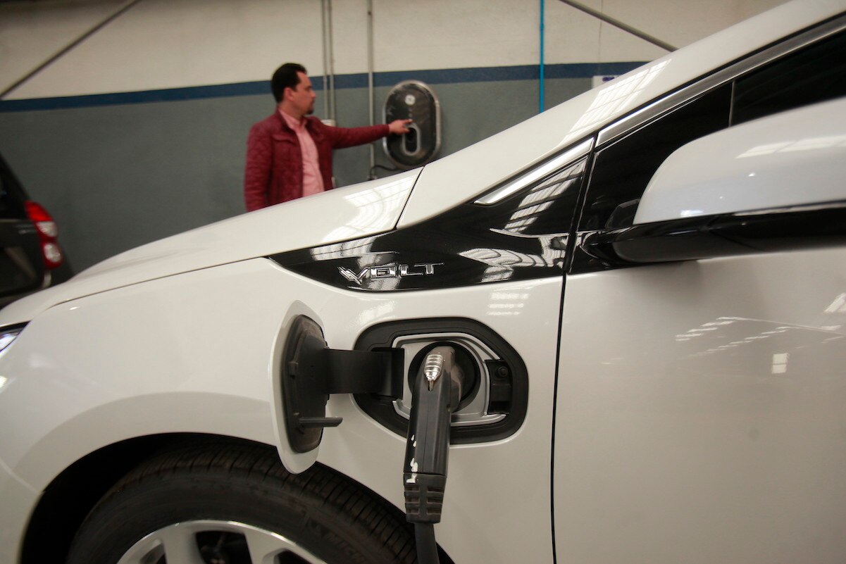 "Apoyo del gobierno de Estados Unidos a autos eléctricos afectará al mercado automotriz queretano"