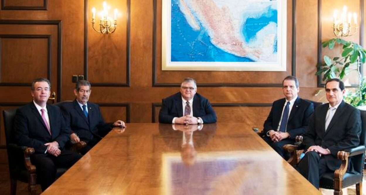 Agustín Carstens (centro) y los subgobernadores Alejandro Díaz de León, Roberto del Cueto, Manuel Ramos Francia y Javier Eduardo Guzmán (foto: Especial)