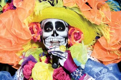 La muerte se paseó llena de color
