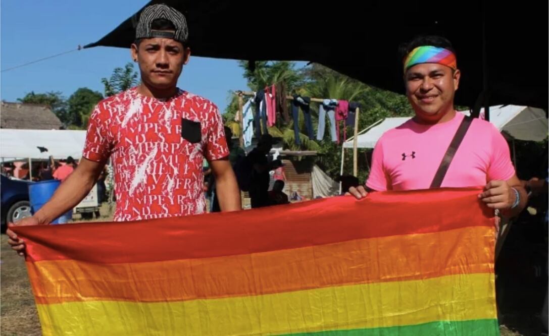 Los activista LGBT José Vázquez (i) y Mavisa (d), quienes viajan en la caravana de migrantes hondureños. Foto: EFE