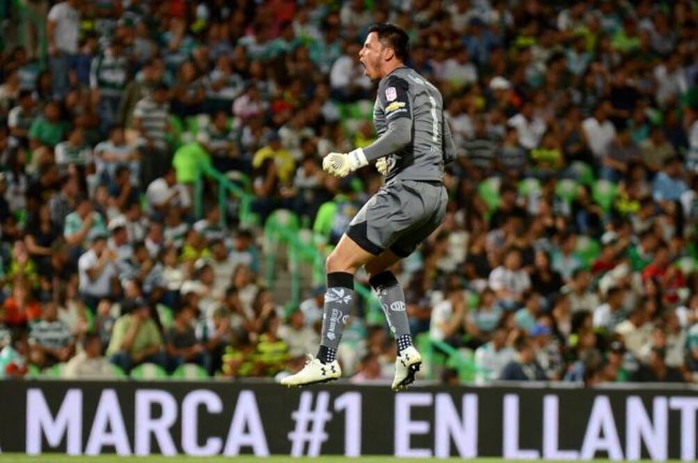 Alfredo Talavera se mostró seguro ante la metralla santista. (ÓSCAR WONG. AFP)