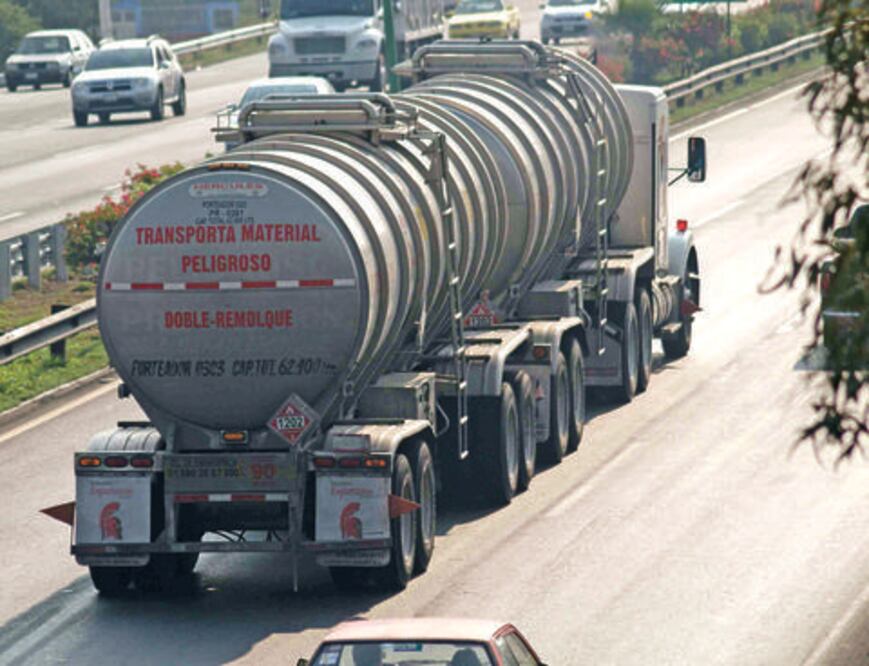 Alertan por traslado de material peligroso