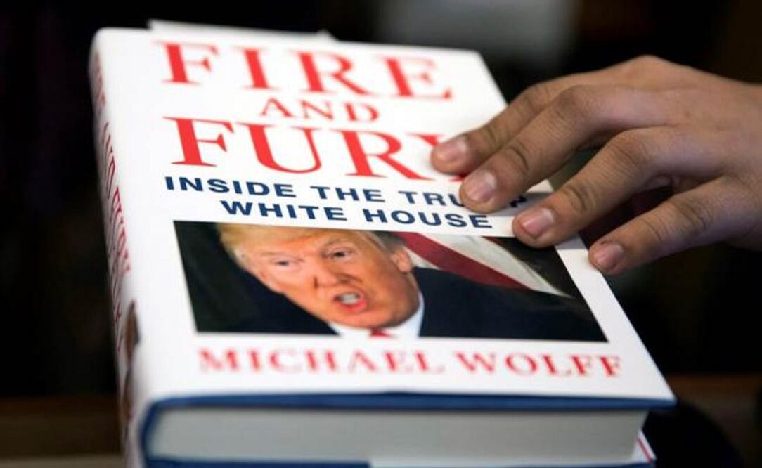 Ejemplares del libro "Fire and Fury" de Michael Wolff a la venta en una librería en Washington. Foto: EFE