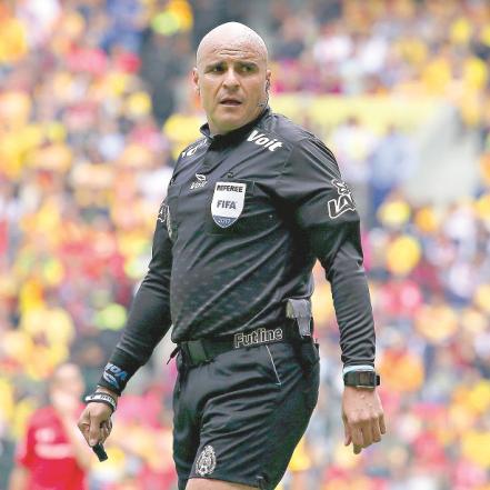 Brizio saca tarjeta roja directa