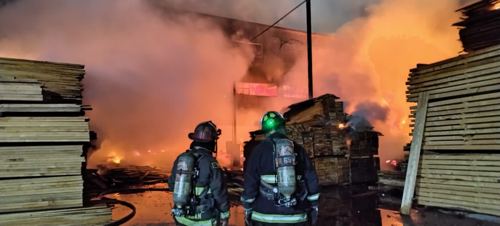 Controlan incendio en una maderería de la capital queretana