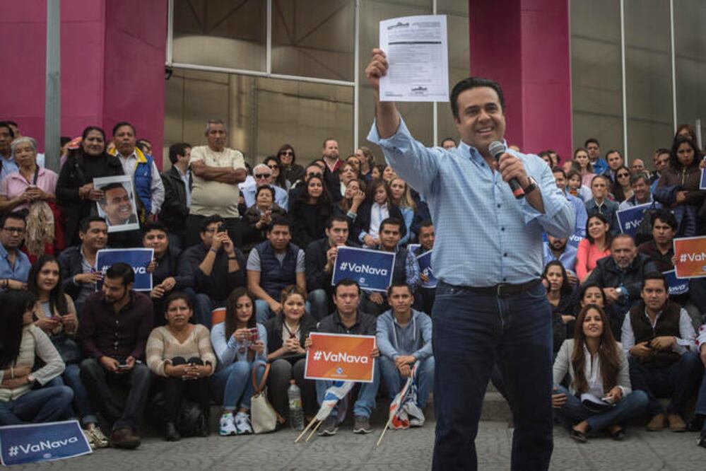 Nava Guerrero acompañado de su familia y simpatizantes presentó su constancia como precandidato a la presidencia municipal de la capital (DEMIAN CHÁVEZ. EL UNIVERSAL)