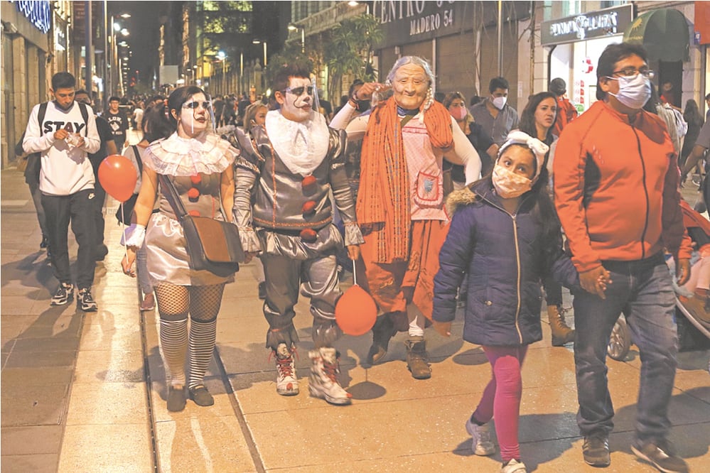 Disfrazados intentan espantar al Covid-19 en la CDMX