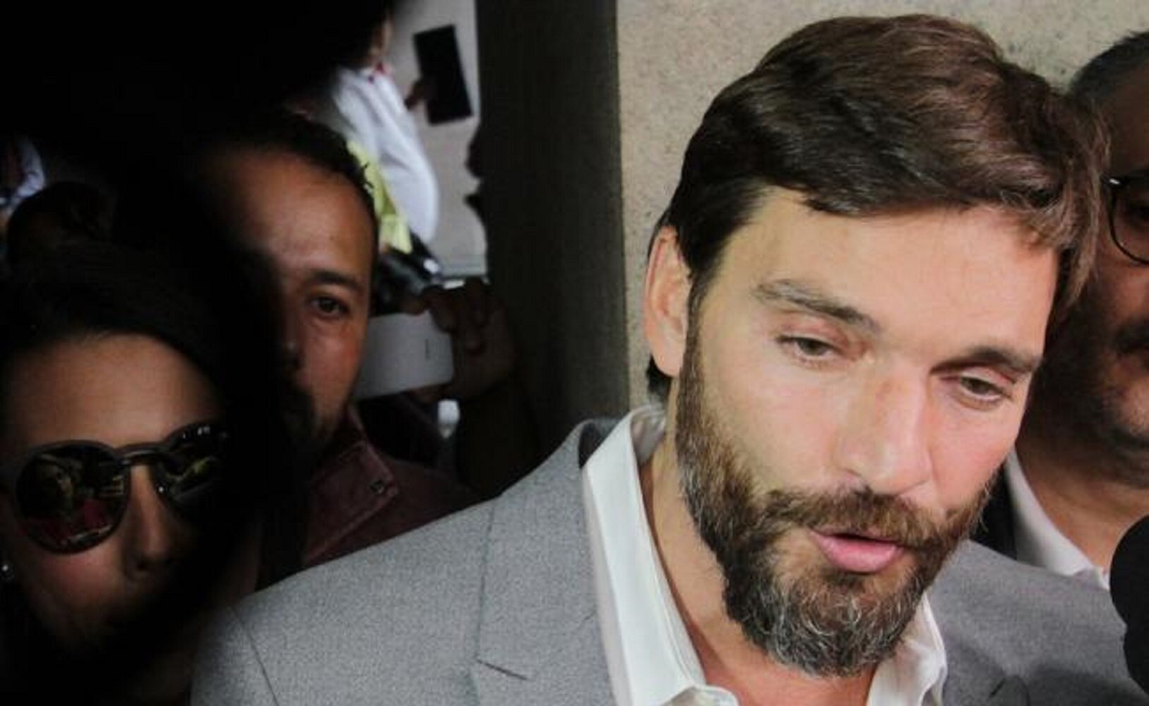 Julián Gil asegura que ha recibido amenazas de sicarios y hackers