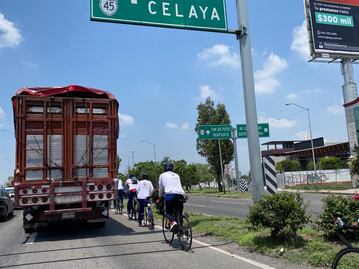 Ciclistas peregrinos circulan sin abanderamiento en la autopista México-Querétaro