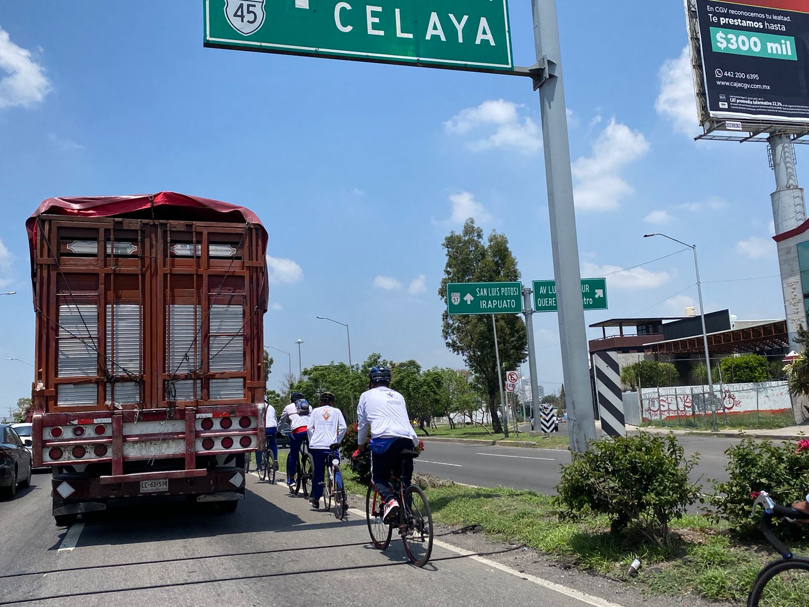 Ciclistas peregrinos circulan sin abanderamiento en la autopista México-Querétaro