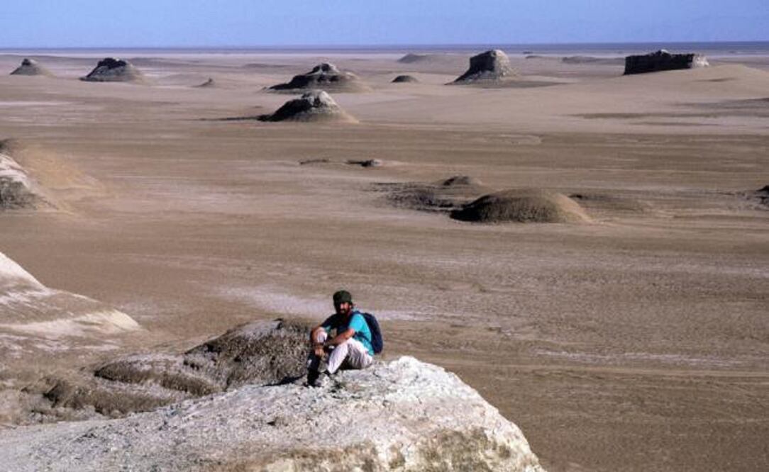 Aquí abundan los lagos salados y los "yardangs", formaciones rocosas típicas del desierto. (Foto: Dominio Público)
