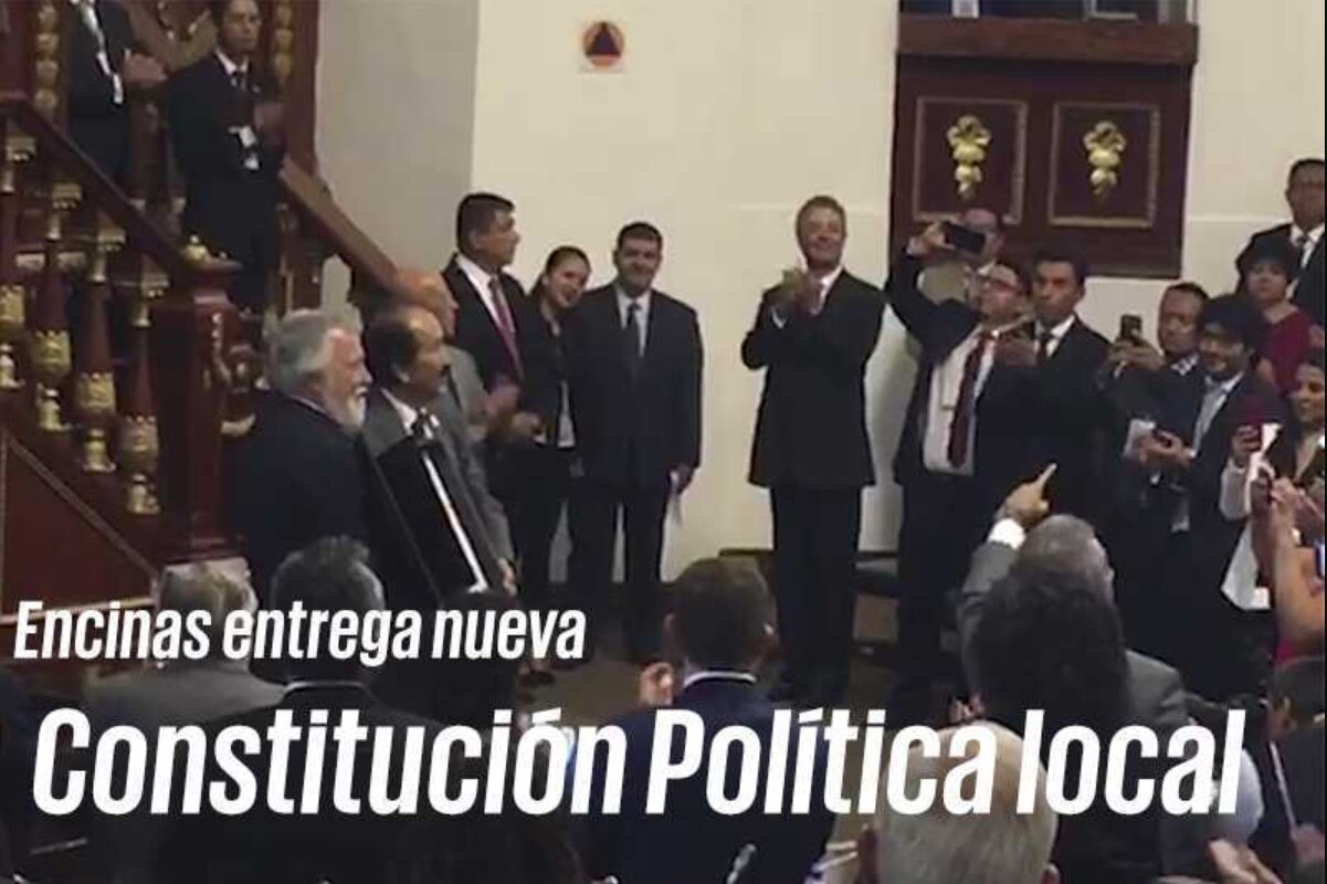 Alejandro Encinas entrega la Constitución Política local al presidente de la mesa directiva del Congreso, el diputado Jesús Martín del Campo. (Fotografía:Lucía Godínez / EL UNIVERSAL)
