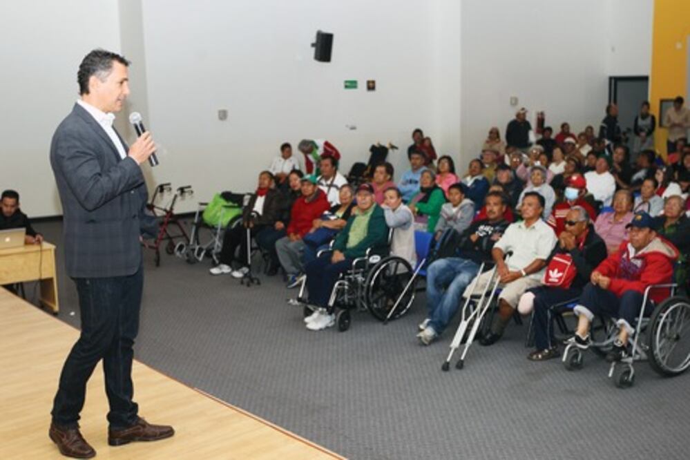 Adolfo Ríos  alienta  a pacientes del  CRIQ 