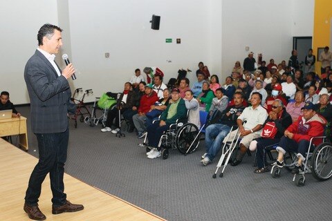 Adolfo Ríos alienta a pacientes del CRIQ
