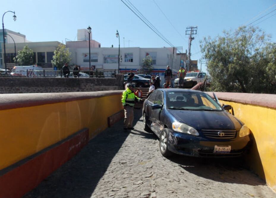 Cae auto en paso peatonal 