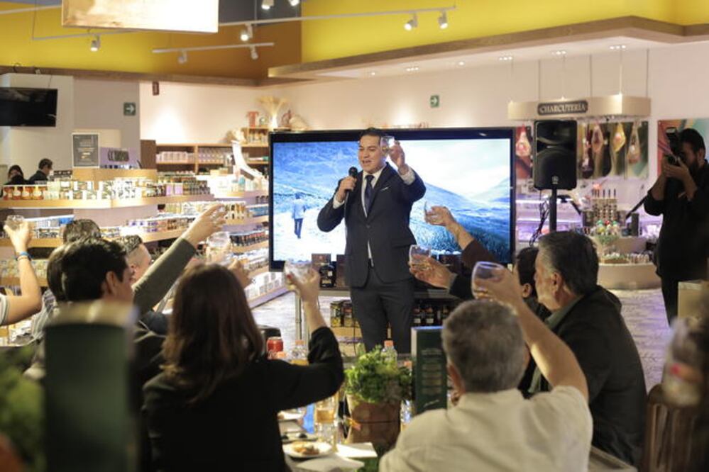 Julio César Páez Galindo guió a los invitados por una experiencia llena de sabores, mostrando la manera idónea de combinar los destilados con deliciosas recetas (FOTOS: GONZALO IBAÑEZ. EL UNIVERSAL)
