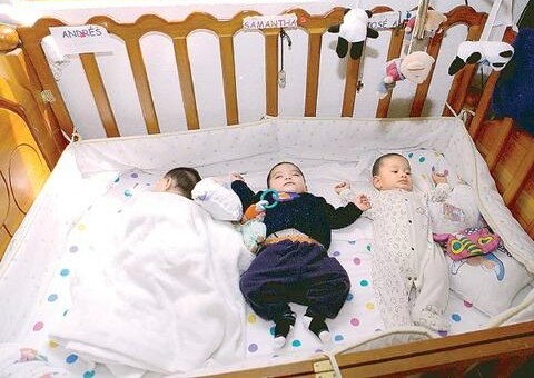 Mujeres dan a sus hijos en adopción