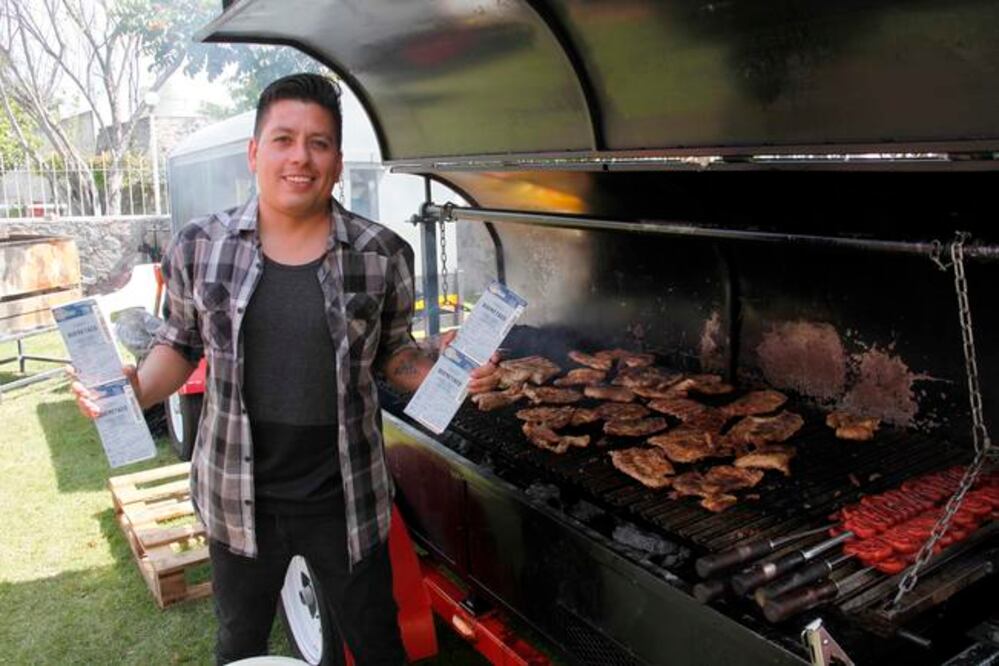 Essau Sayas es uno de los organizadores del evento que tuvo como protagonista al taco en diversas variedades, desde pastor hasta vegetarianos. (FOTOS: GUILLERMO GONZÁLEZ. EL UNIVERSAL)