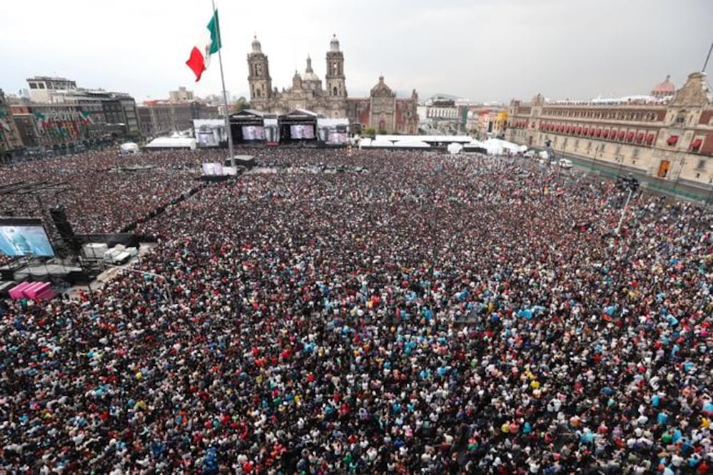 Cerca de 300 mil personas abarrotaron la Plaza de la Constitución para presenciar el concierto de más de seis horas. (FOTOS: LUIS CORTÉS. EL UNIVERSAL)
