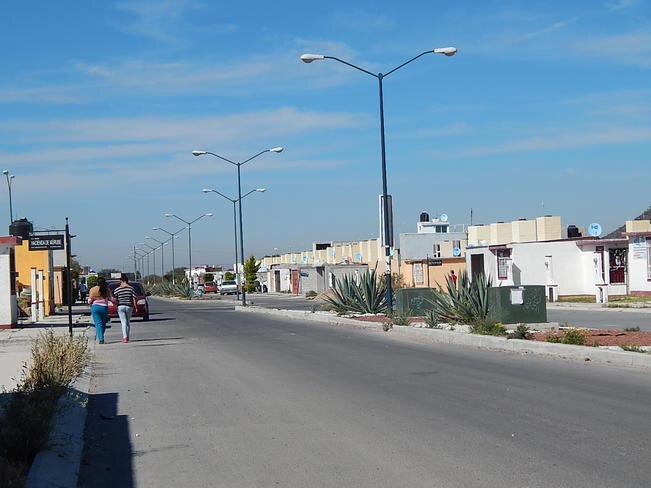 En la colonia Haciendas San Juan ocurren en promedio tres asaltos por día, ya que los delincuentes pueden esconderse fácilmente en la las viviendas que aún no se encuentran habitadas. (ARCHIVO EL UNIVERSA)